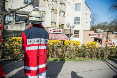 Winnenden-Schelmenholz: Wohnungsbrand in Mehrfamilienhaus sorgt fuer Grosseinsatz